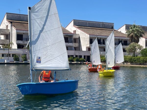 Scuola di vela e kayak ai Laghi di Sibari con corsi per bambini, ragazzi e adulti nelle darsene e in mare aperto