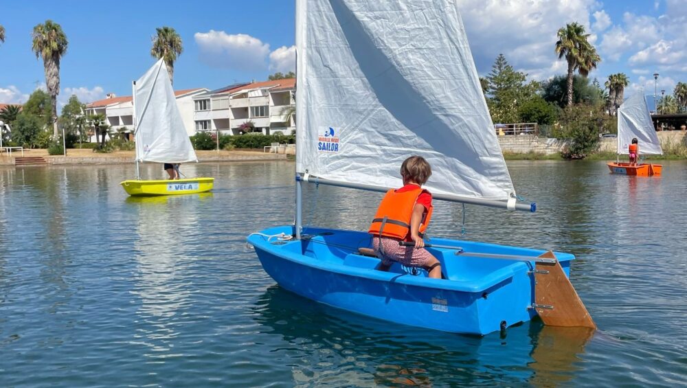 Scuola di vela e kayak ai Laghi di Sibari con corsi per bambini, ragazzi e adulti nelle darsene e in mare aperto