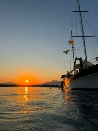 Tour in barca ai Laghi di Sibari e mare Ionio al tramonto con aperitivo a bordo