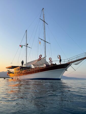 Tour in barca ai Laghi di Sibari e mare Ionio al tramonto con aperitivo a bordo