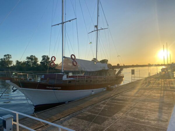 Tour in barca ai Laghi di Sibari e mare Ionio al tramonto con aperitivo a bordo