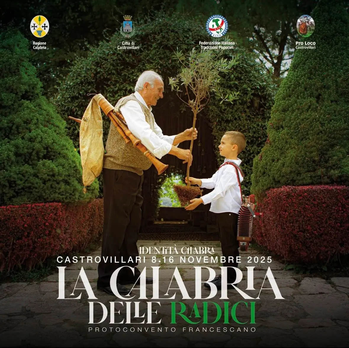 uomini in abiti tradizionali calabresi durante una rievocazione culturale a Castrovillari